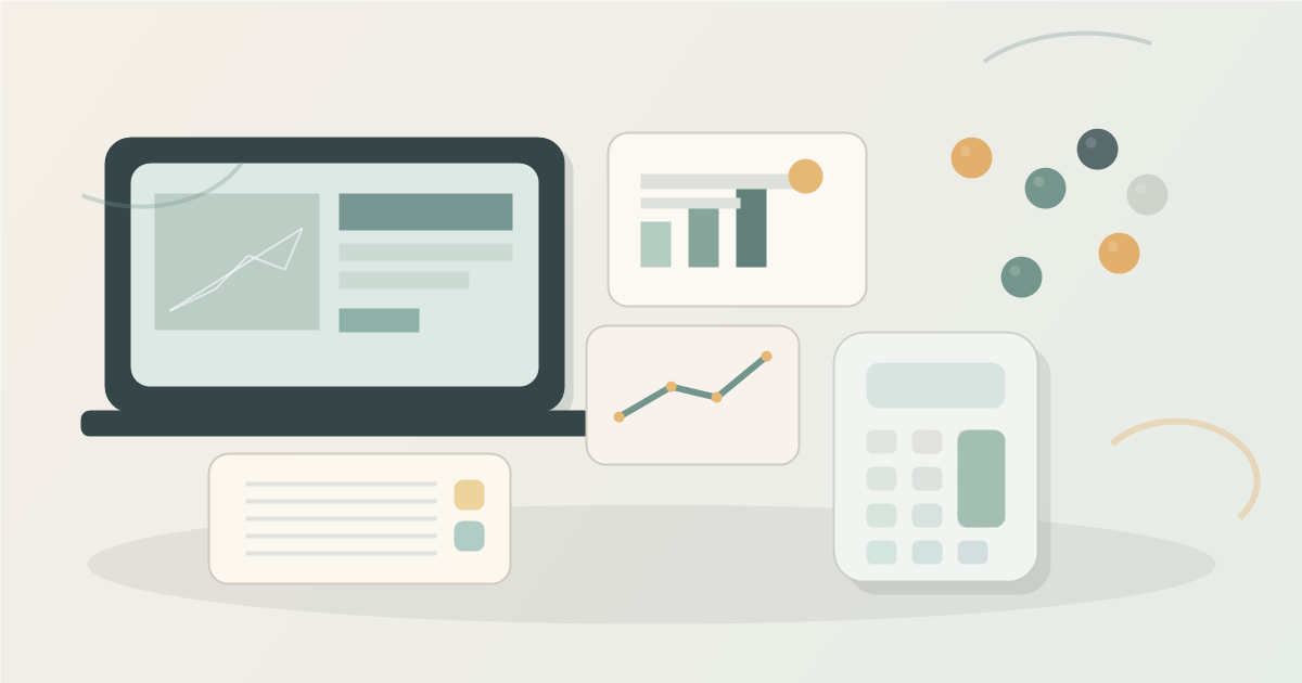 暖米色辦公桌上放著筆電、計算機、折線圖卡、圓形籌碼與筆記卡片，呈現台灣中小企業規劃網站 ROI 試算器頁面的編輯式工作情境
